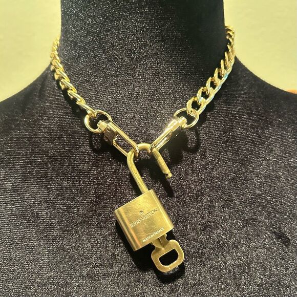 Louis Vuitton #311 Lock and Key Gold Brass with new unbranded chain - Picture 5 of 6